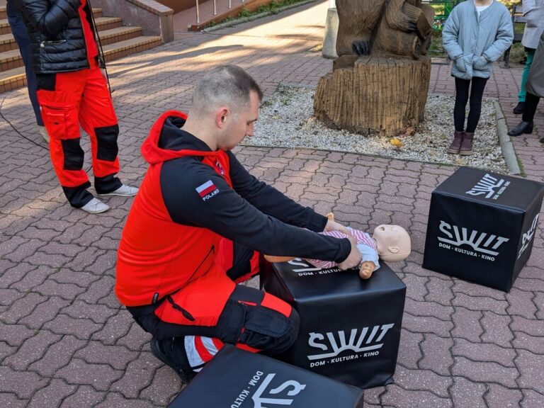 bicie rekordu w udzielaniu pierwszej pomocy - resuscytacja na fantomach przed domem kultury świt