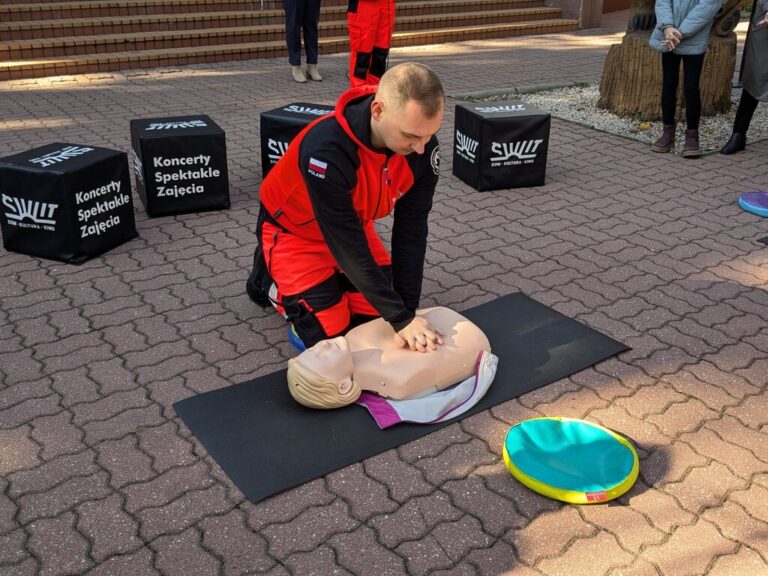 bicie rekordu w udzielaniu pierwszej pomocy - resuscytacja na fantomach przed domem kultury świt