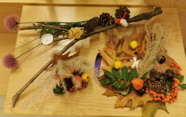 jesienne dekoracje - warsztaty w bibliotece, podczas których powstawała stroiki
