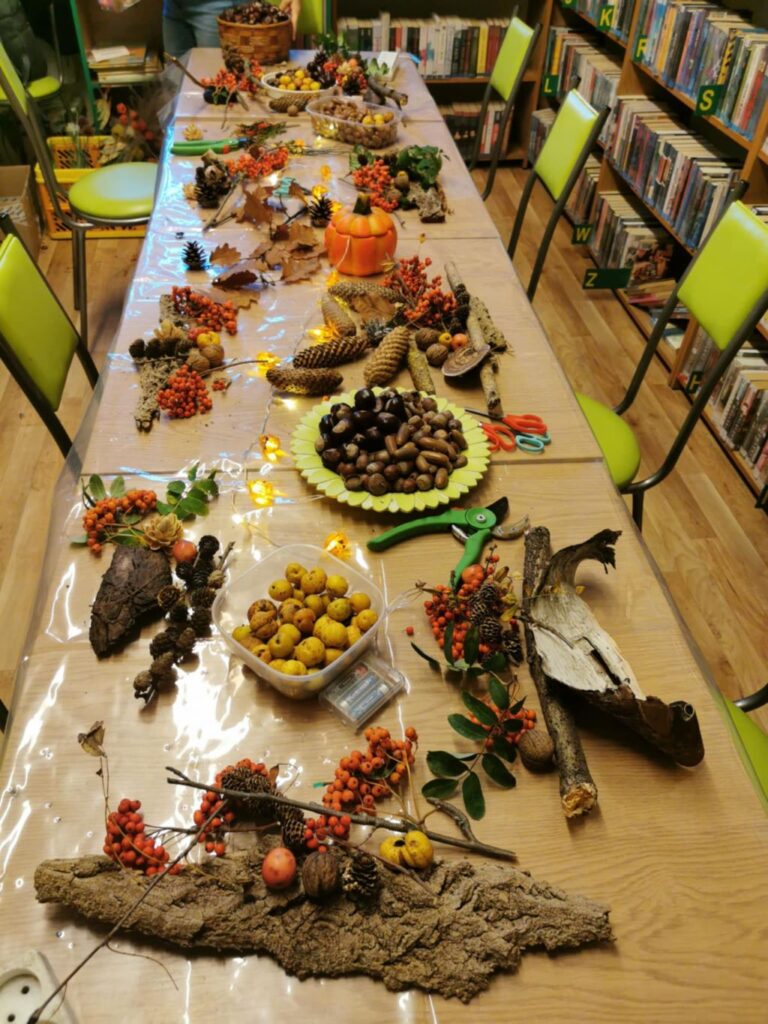 jesienne dekoracje - warsztaty w bibliotece, podczas których powstawała stroiki