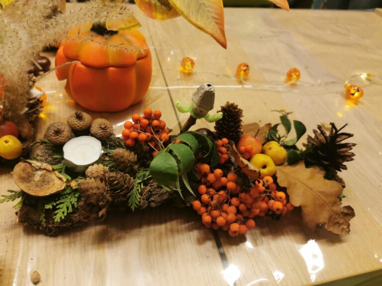 jesienne dekoracje - warsztaty w bibliotece, podczas których powstawała stroiki