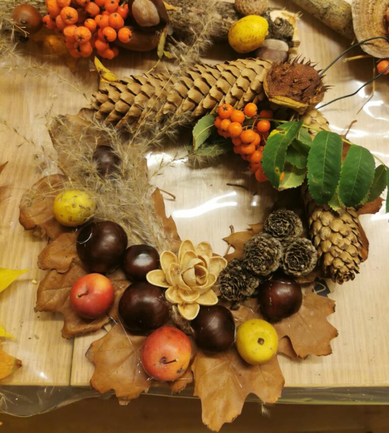 jesienne dekoracje - warsztaty w bibliotece, podczas których powstawała stroiki