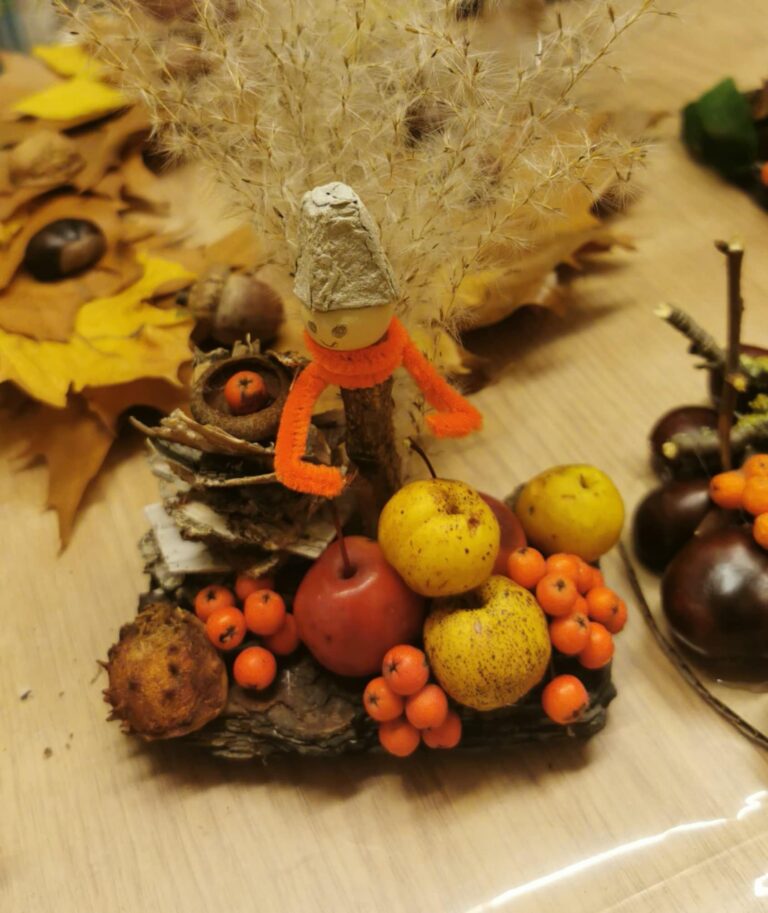 jesienne dekoracje - warsztaty w bibliotece, podczas których powstawała stroiki