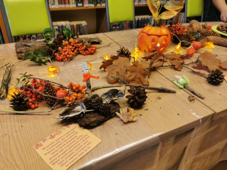 jesienne dekoracje - warsztaty w bibliotece, podczas których powstawała stroiki
