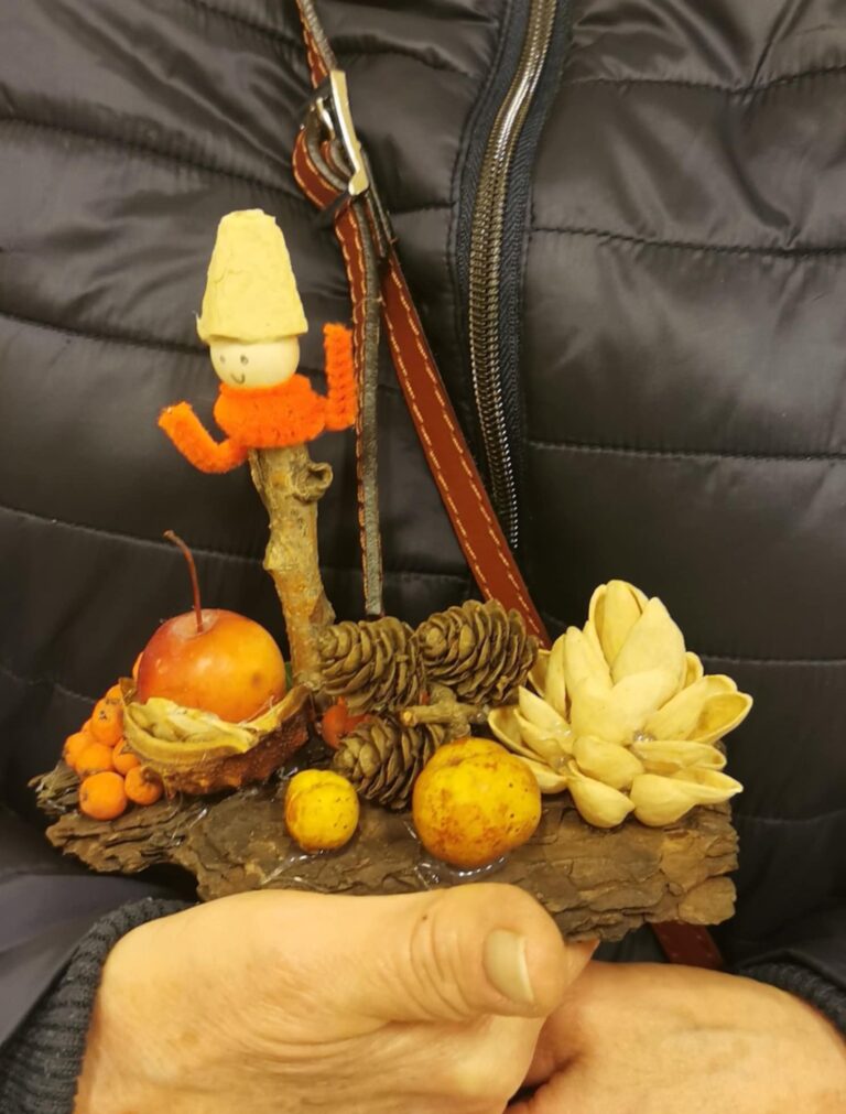 jesienne dekoracje - warsztaty w bibliotece, podczas których powstawała stroiki