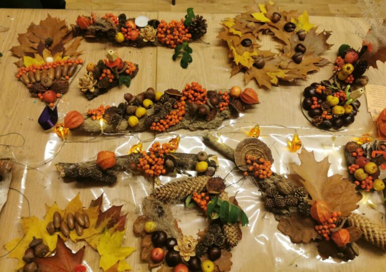 jesienne dekoracje - warsztaty w bibliotece, podczas których powstawała stroiki