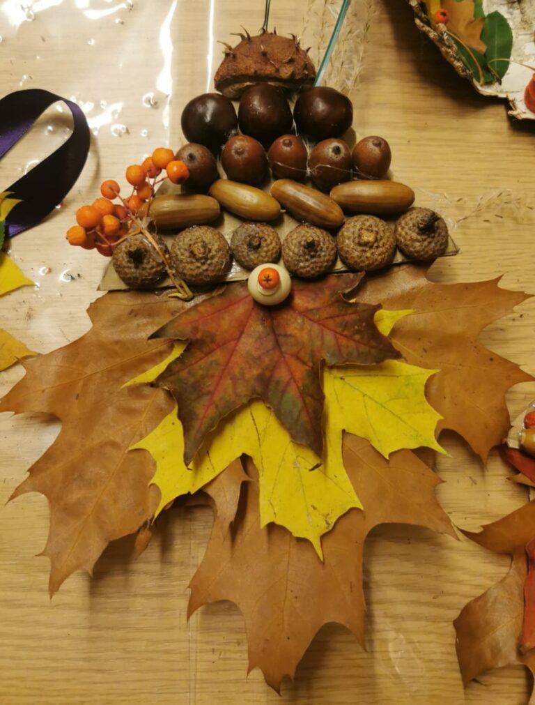 jesienne dekoracje - warsztaty w bibliotece, podczas których powstawała stroiki