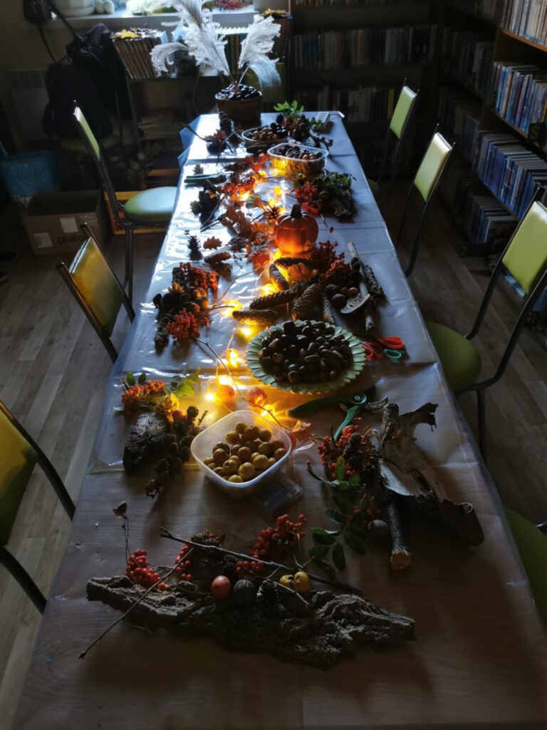 jesienne dekoracje - warsztaty w bibliotece, podczas których powstawała stroiki