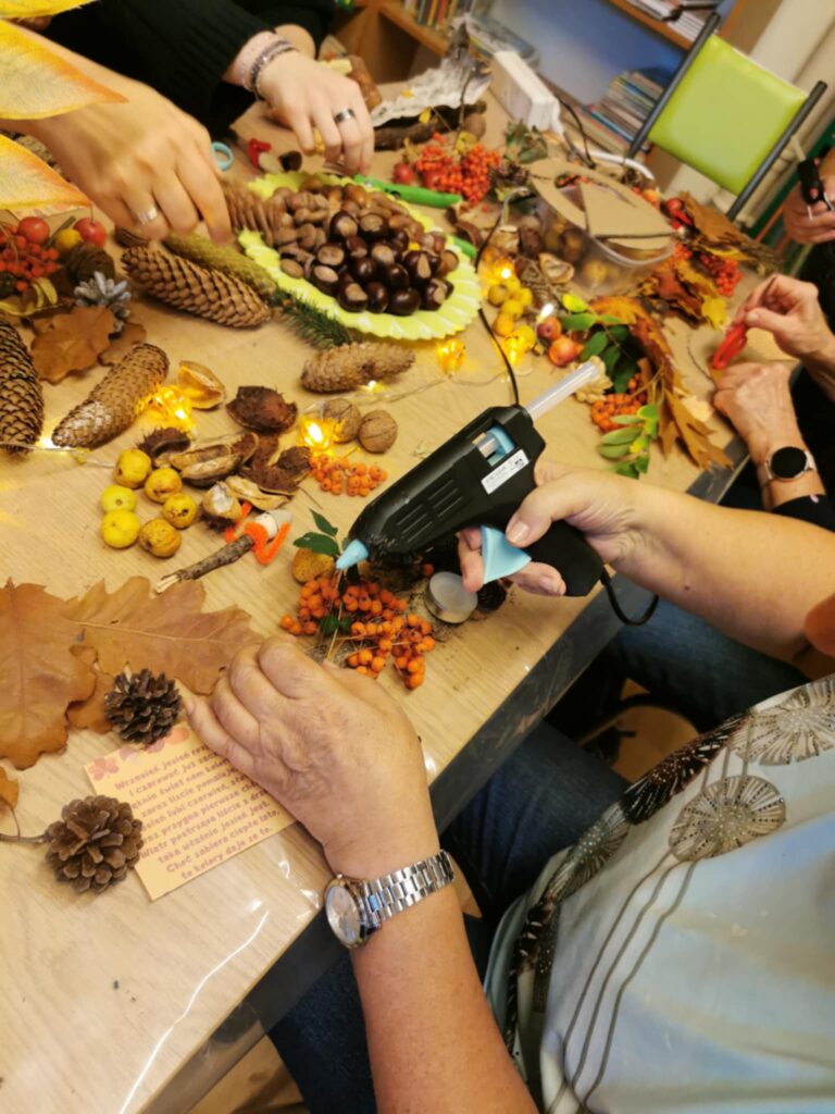 jesienne dekoracje - warsztaty w bibliotece, podczas których powstawała stroiki