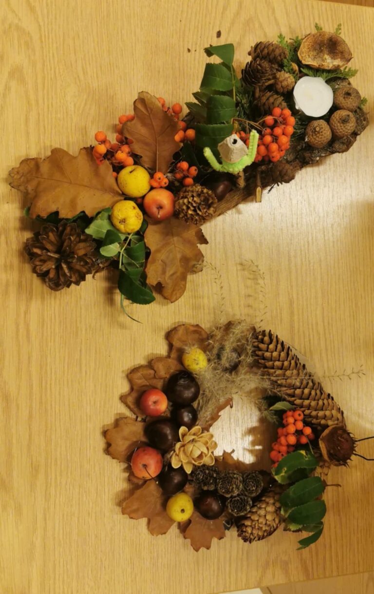 jesienne dekoracje - warsztaty w bibliotece, podczas których powstawała stroiki