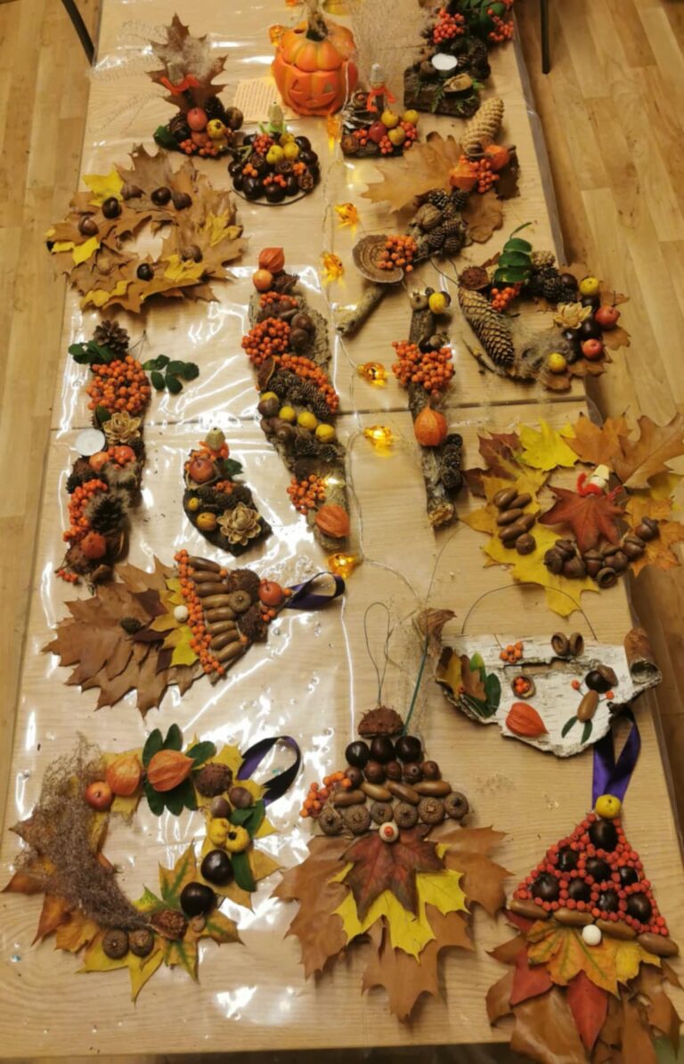 jesienne dekoracje - warsztaty w bibliotece, podczas których powstawała stroiki