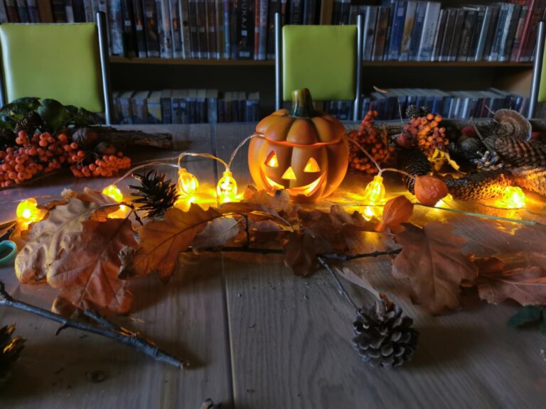 jesienne dekoracje - warsztaty w bibliotece, podczas których powstawała stroiki