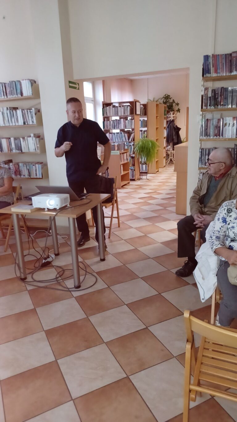 prelekcja Krzysztofa Gajdy; prezentacja multimedialna o cmentarzu brónowskim