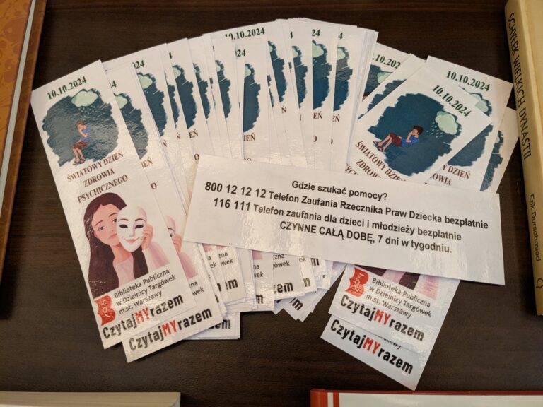 warszawski tydzień bezpieczeństwa - stoisko biblioteki z nowościami wydawniczymi, bookcrossingiem, teatrzykiem kamishibai i zakładkami do książek