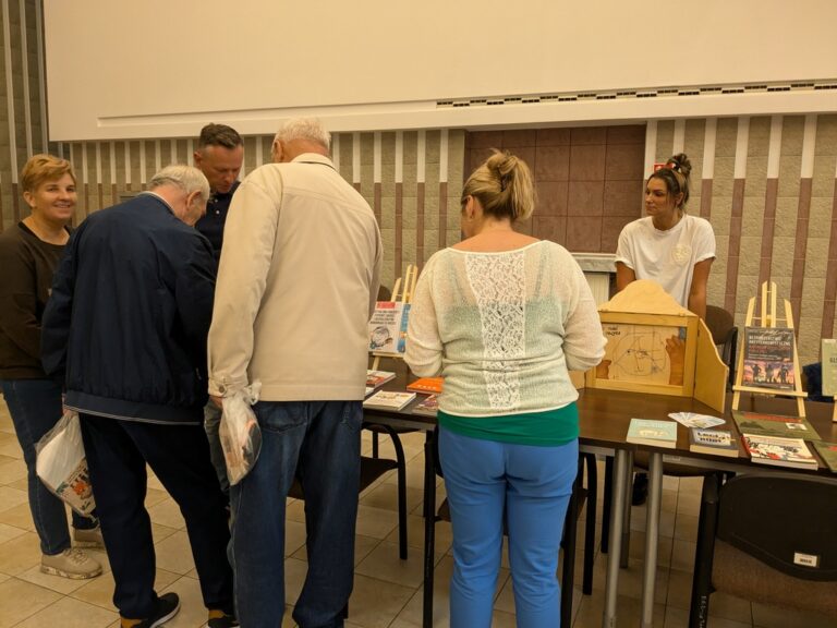 warszawski tydzień bezpieczeństwa - stoisko biblioteki z nowościami wydawniczymi, bookcrossingiem, teatrzykiem kamishibai i zakładkami do książek