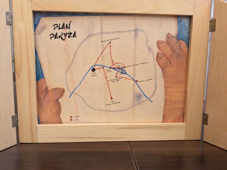 warszawski tydzień bezpieczeństwa - stoisko biblioteki z nowościami wydawniczymi, bookcrossingiem, teatrzykiem kamishibai i zakładkami do książek