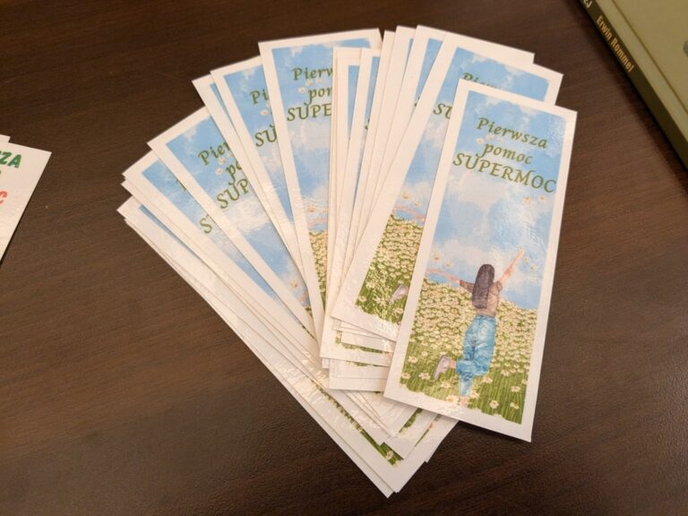 warszawski tydzień bezpieczeństwa - stoisko biblioteki z nowościami wydawniczymi, bookcrossingiem, teatrzykiem kamishibai i zakładkami do książek