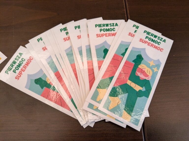 warszawski tydzień bezpieczeństwa - stoisko biblioteki z nowościami wydawniczymi, bookcrossingiem, teatrzykiem kamishibai i zakładkami do książek