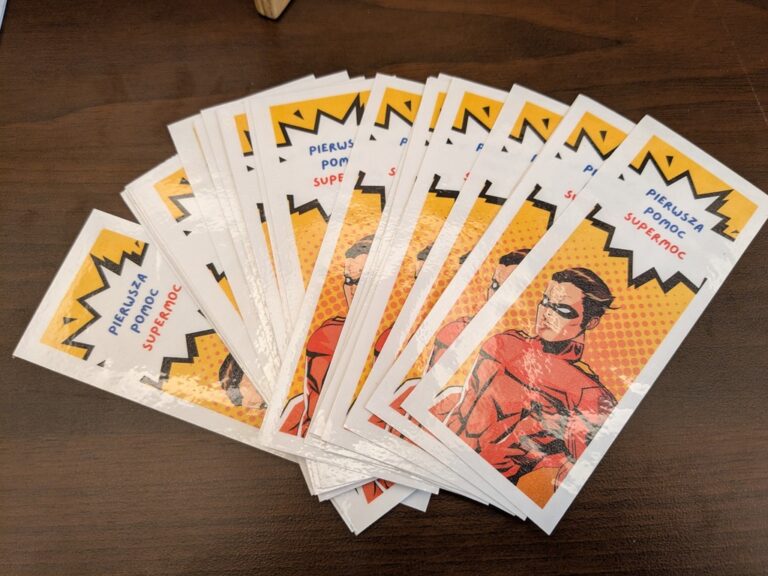 warszawski tydzień bezpieczeństwa - stoisko biblioteki z nowościami wydawniczymi, bookcrossingiem, teatrzykiem kamishibai i zakładkami do książek