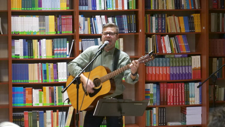 czwartek poetycko- muzyczny listopad 2024