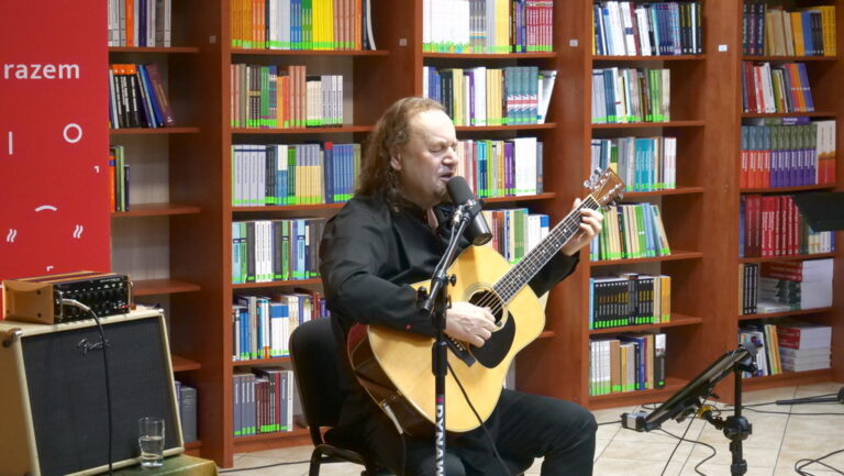 czwartek poetycko- muzyczny listopad 2024