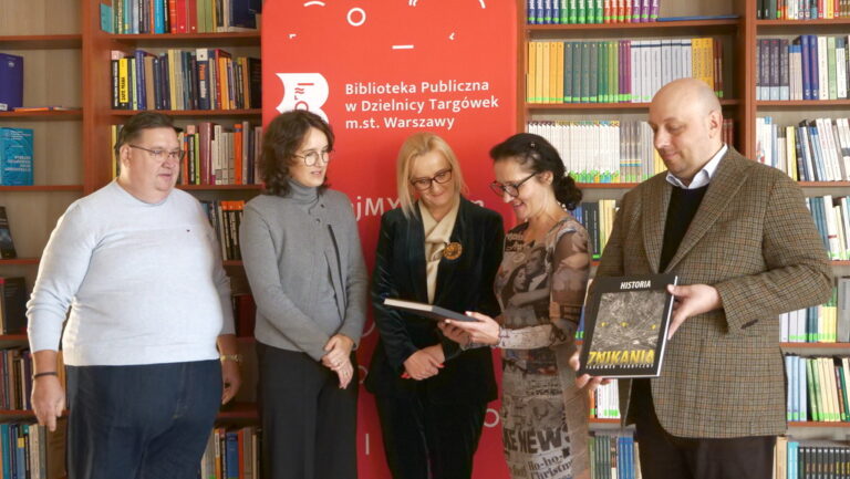 dyrekcja biblioteki, centrum kultury i aktywności i przedstawiciele Towarzystwa Przyjaciół Warszawy Oddział Targówek Fabryczny Mieszkaniowy i Zacisze