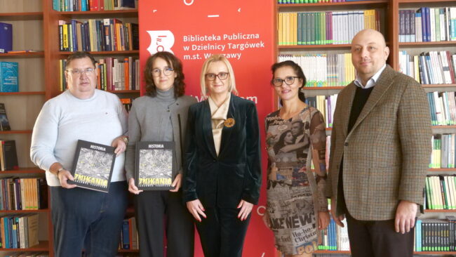 dyrekcja biblioteki, centrum kultury i aktywności i przedstawiciele Towarzystwa Przyjaciół Warszawy Oddział Targówek Fabryczny Mieszkaniowy i Zacisze