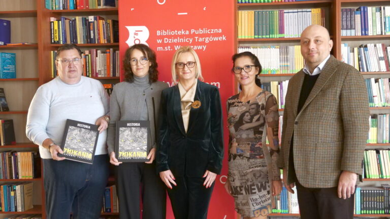 dyrekcja biblioteki, centrum kultury i aktywności i przedstawiciele Towarzystwa Przyjaciół Warszawy Oddział Targówek Fabryczny Mieszkaniowy i Zacisze