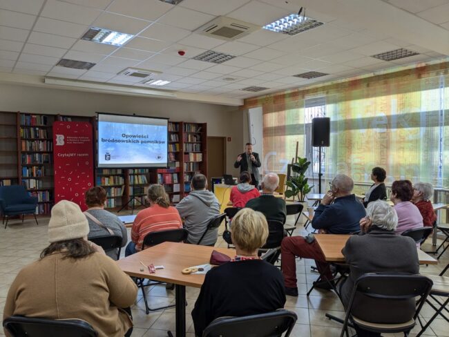 spotkanie podsumowujące projekt; prezentacja multimedialna o cmentarzu bródnowskim wyświetlana w Czytelni Naukowej nr I