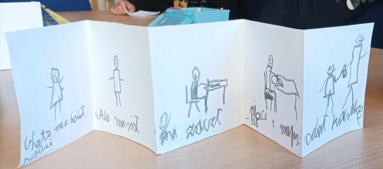 prace plastyczne stworzone przez dzieci na zajęciach bibliotecznych