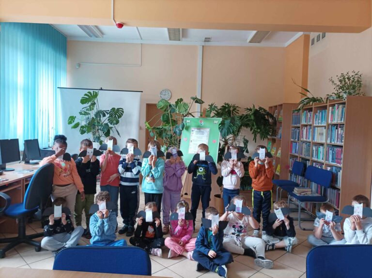 prace plastyczne stworzone przez dzieci na zajęciach bibliotecznych