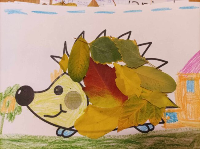 prace plastyczne stworzone przez dzieci na zajęciach bibliotecznych