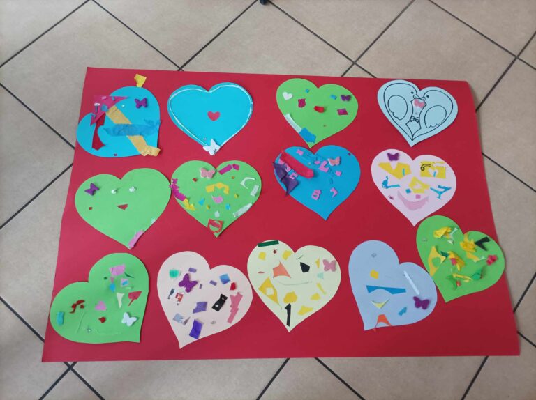 prace plastyczne stworzone przez dzieci na zajęciach bibliotecznych