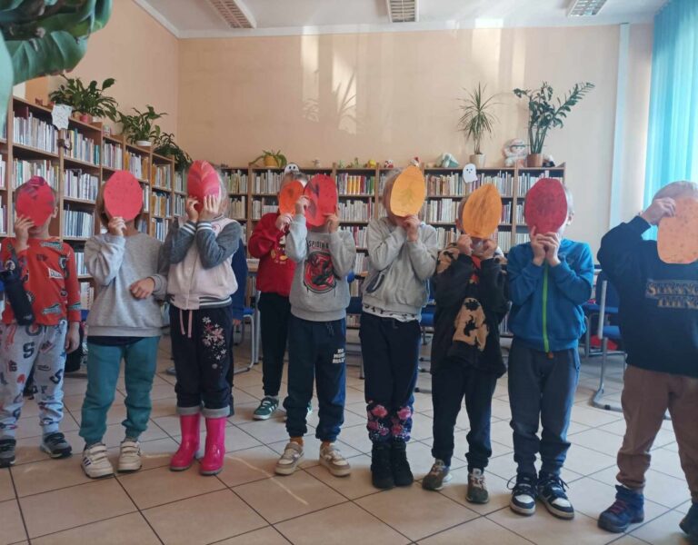 prace plastyczne stworzone przez dzieci na zajęciach bibliotecznych