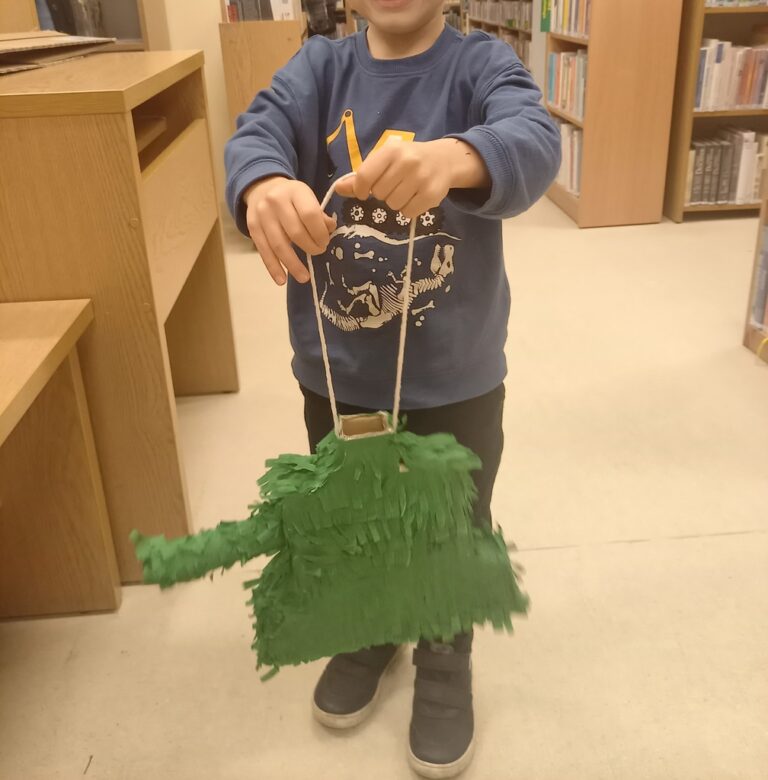 warsztaty tworzenia piniaty w bibliotece