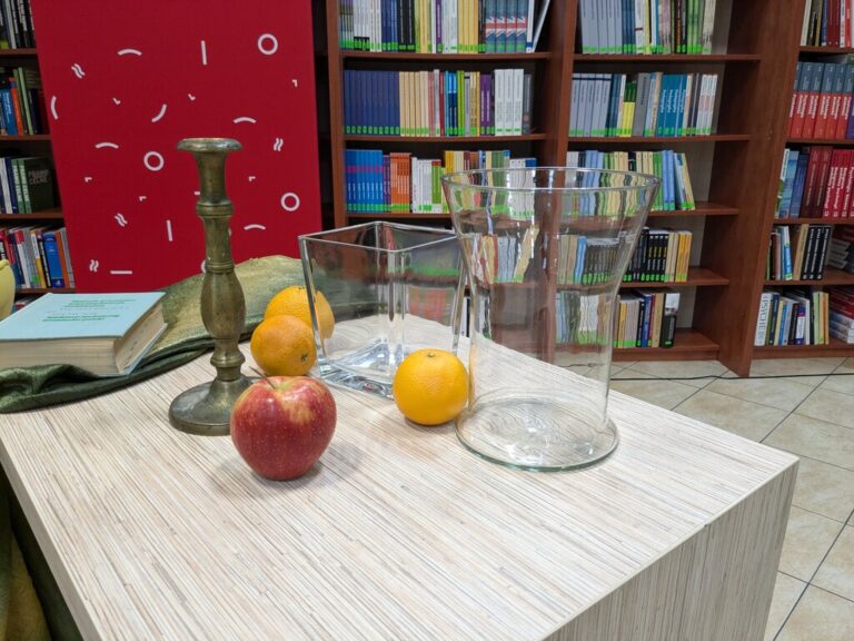 warsztaty malarskie w bibliotece - malowanie martwej natury