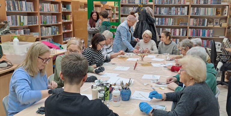 warsztaty rękodzieła w bibliotece - tworzenie anioła