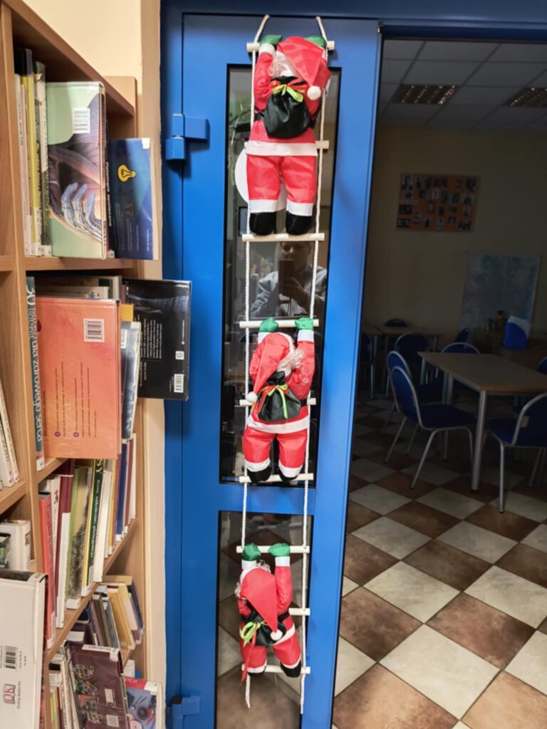 bożonarodzeniowy wystrój biblioteki nr 52