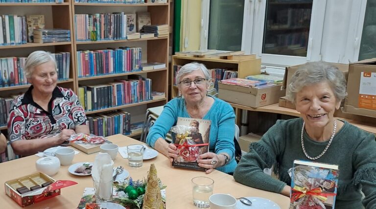 Przedświąteczne spotkanie w DOBRYM MIEJSCU - czytelniczka prezentuje książkę, którą otrzymała