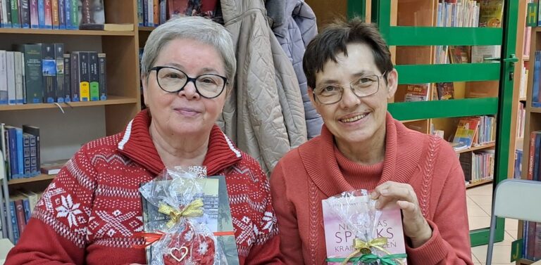 Przedświąteczne spotkanie w DOBRYM MIEJSCU - czytelniczki trzymają książki
