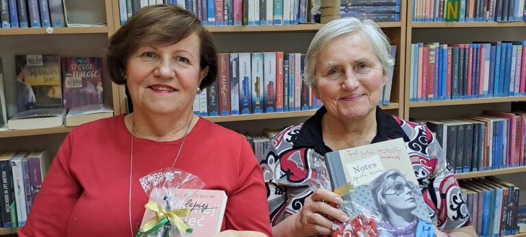 Przedświąteczne spotkanie w DOBRYM MIEJSCU - czytelniczki trzymają książki