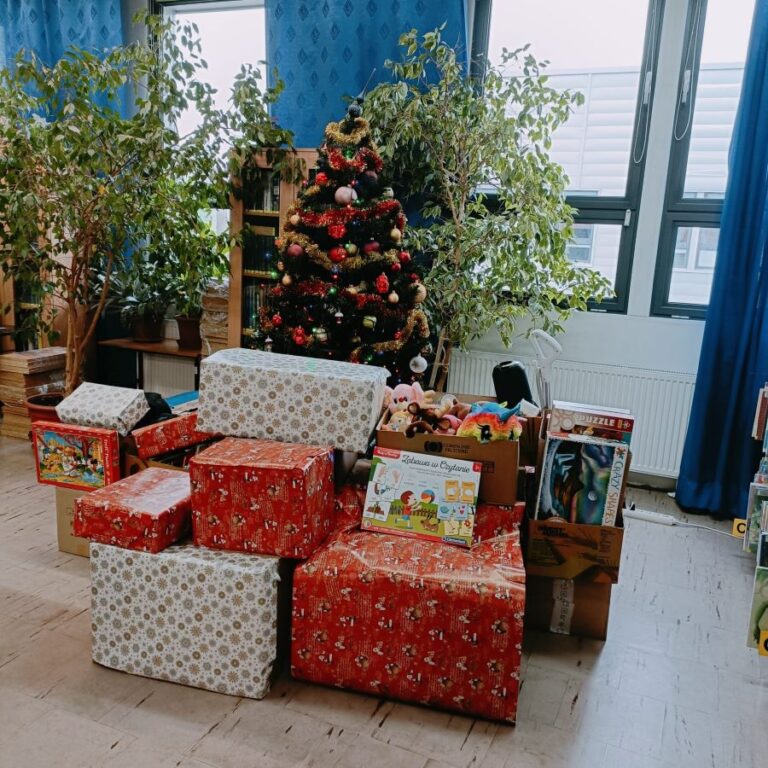 prezenty pod choinką w bibliotece