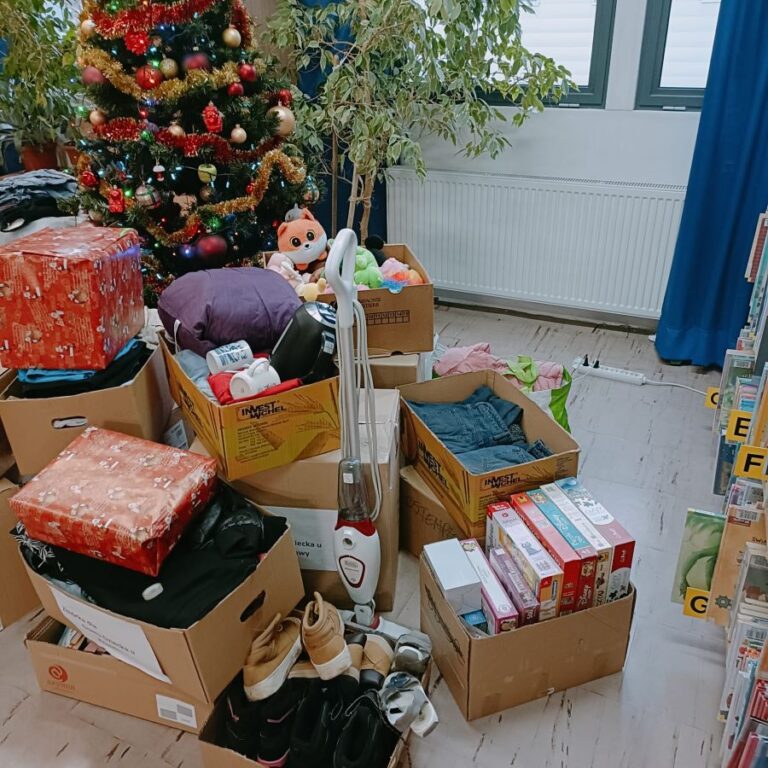 prezenty pod choinką w bibliotece