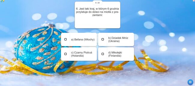 bombka ze wstążkami, w tle niebo z chmurkami