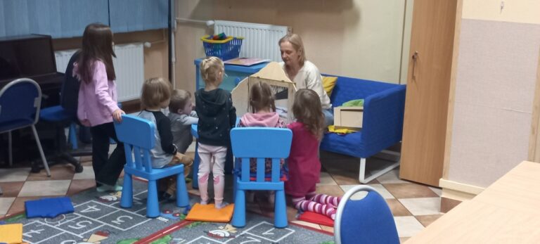 zajęcia biblioteczne dla dzieci z sową Jadwigą