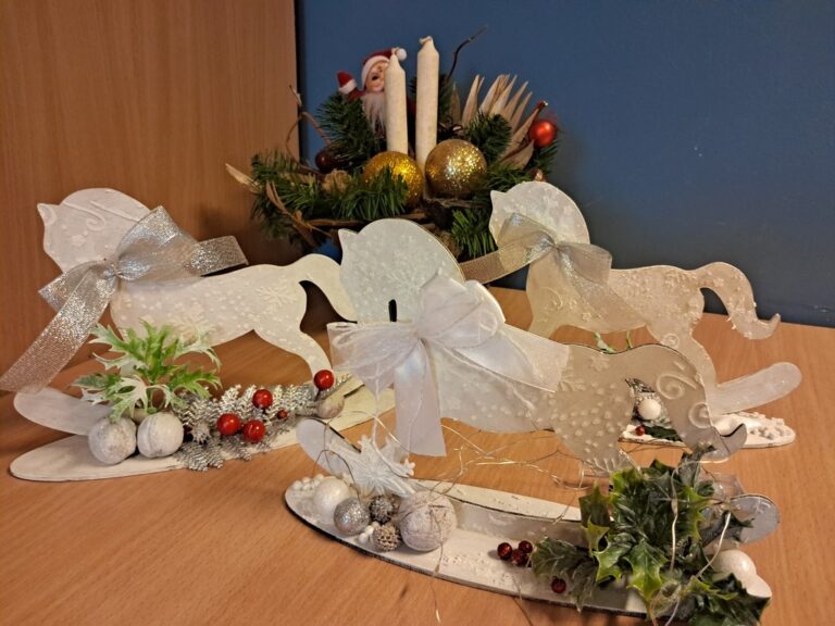 warsztaty bożonarodzeniowe - tworzenie świątecznego konika na biegunach techniką mix media
