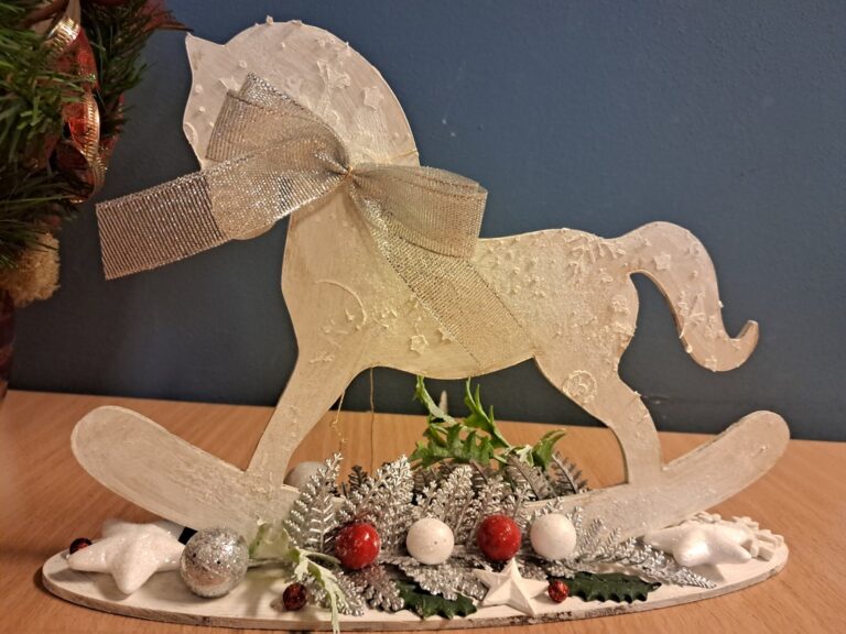 warsztaty bożonarodzeniowe - tworzenie świątecznego konika na biegunach techniką mix media