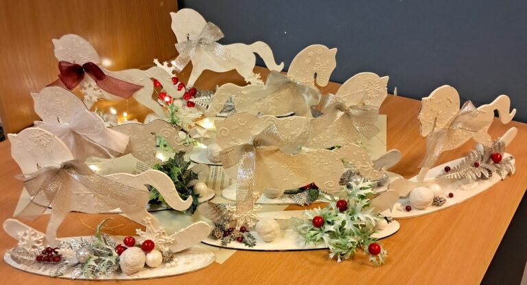 warsztaty bożonarodzeniowe - tworzenie świątecznego konika na biegunach techniką mix media