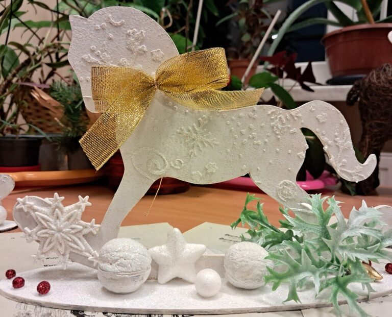 warsztaty bożonarodzeniowe - tworzenie świątecznego konika na biegunach techniką mix media