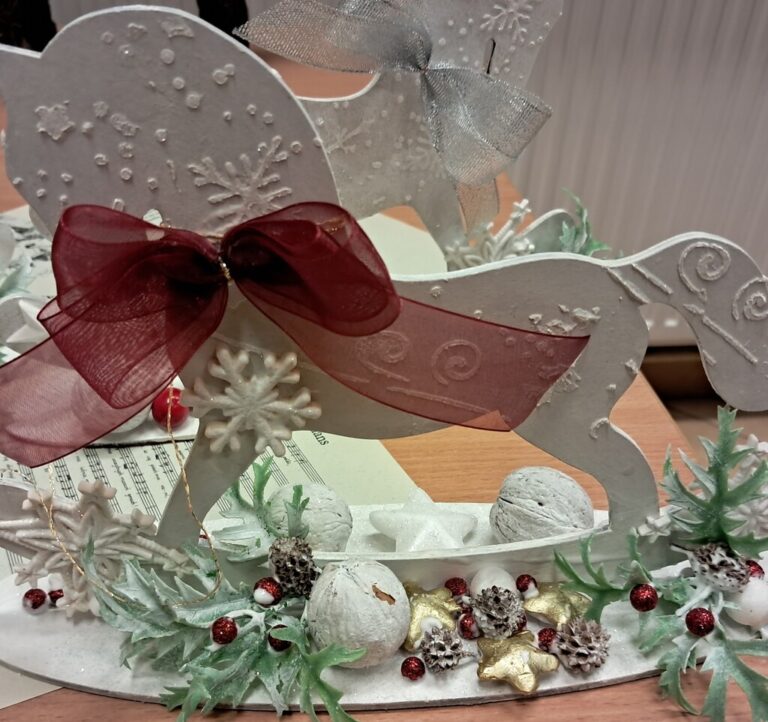 warsztaty bożonarodzeniowe - tworzenie świątecznego konika na biegunach techniką mix media